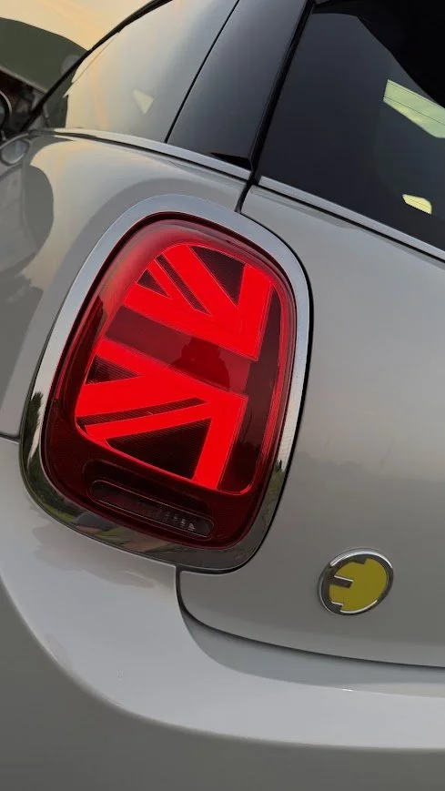 Mini Cooper SE achterlicht links.jpg
