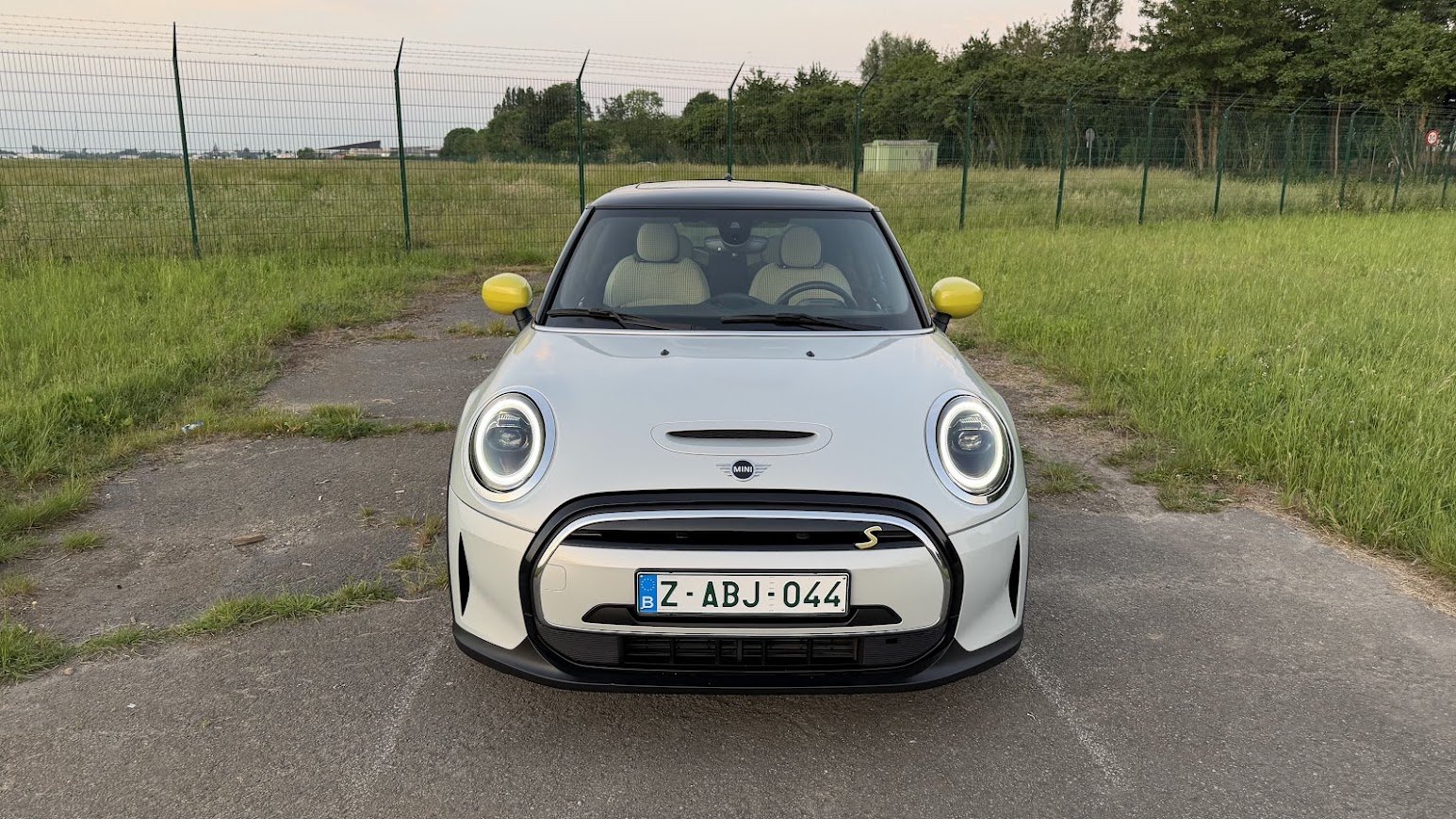 Mini Cooper SE voorkant hoog.jpg
