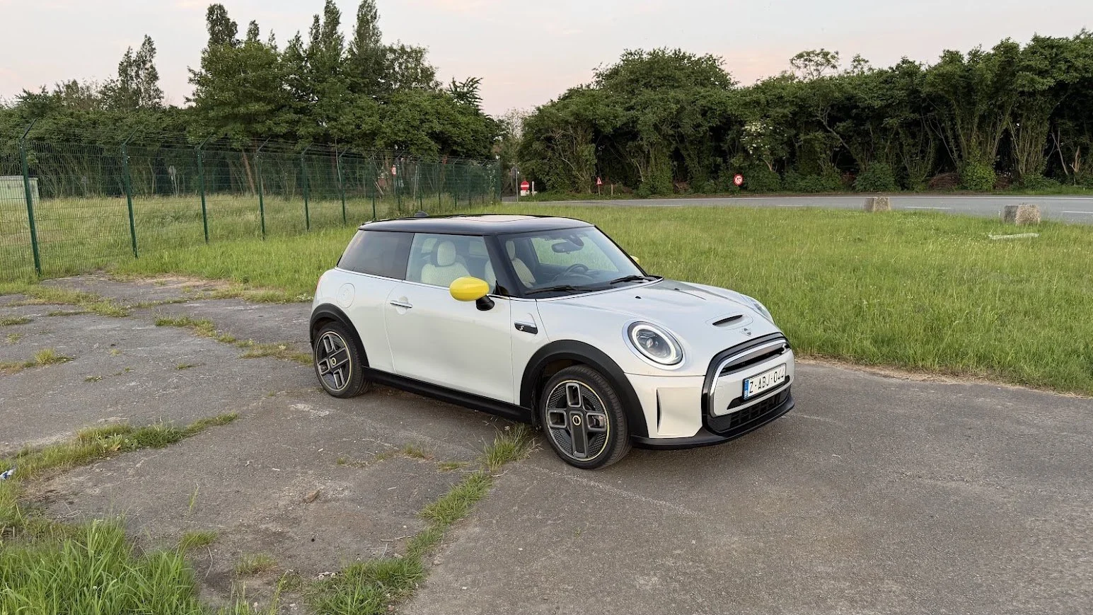Mini Cooper SE diagonaal voorkant rechts (hoog).jpg