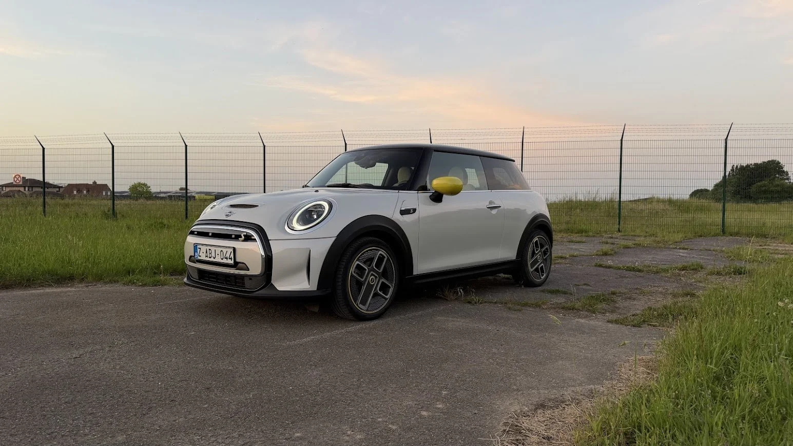 Mini Cooper SE.jpg
