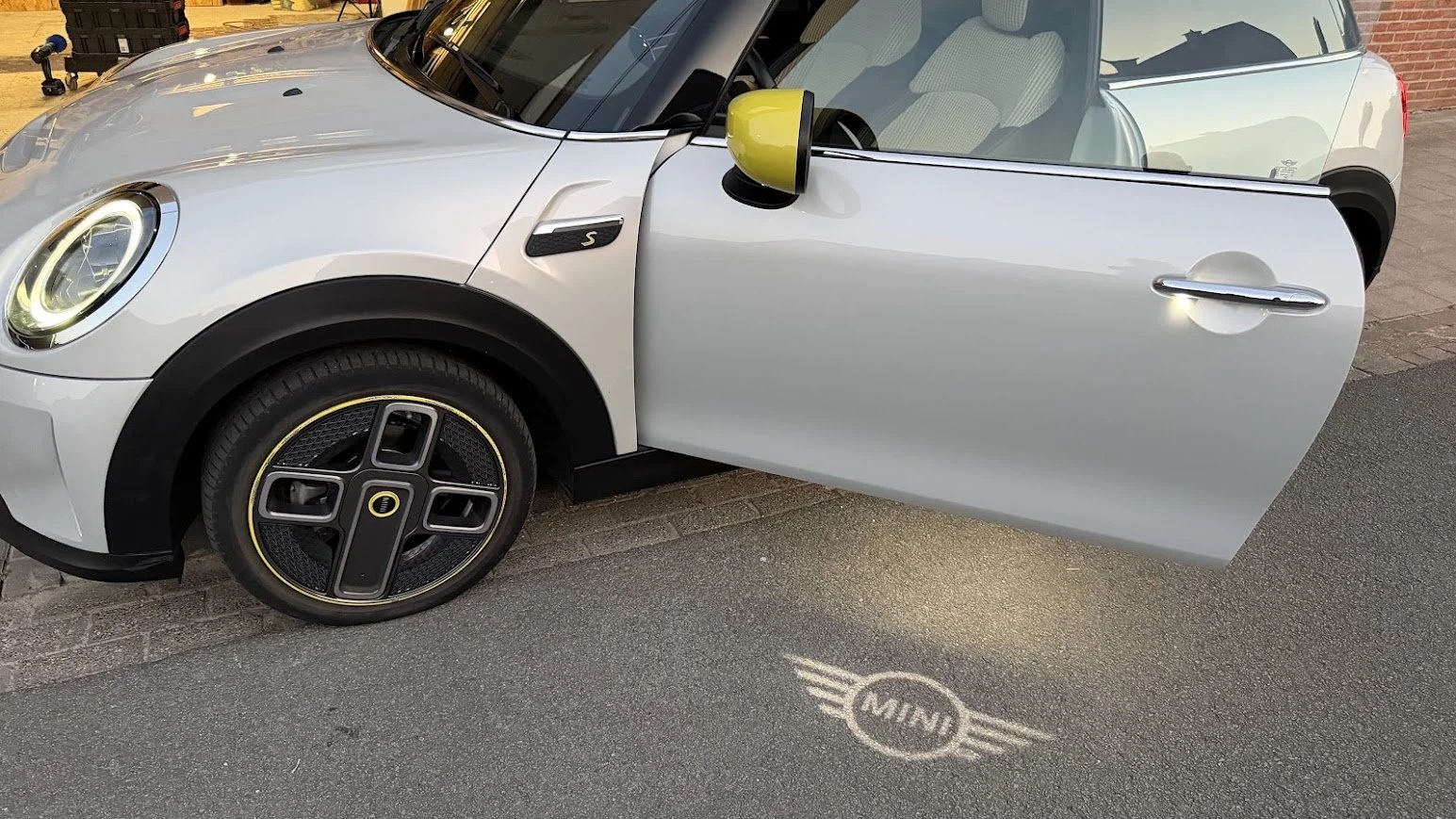 Mini Cooper SE welkom licht.jpg