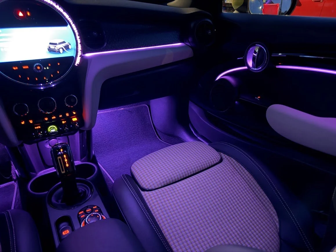 Mini Cooper SE Interieur verlichting paars roze passagier kant.jpg