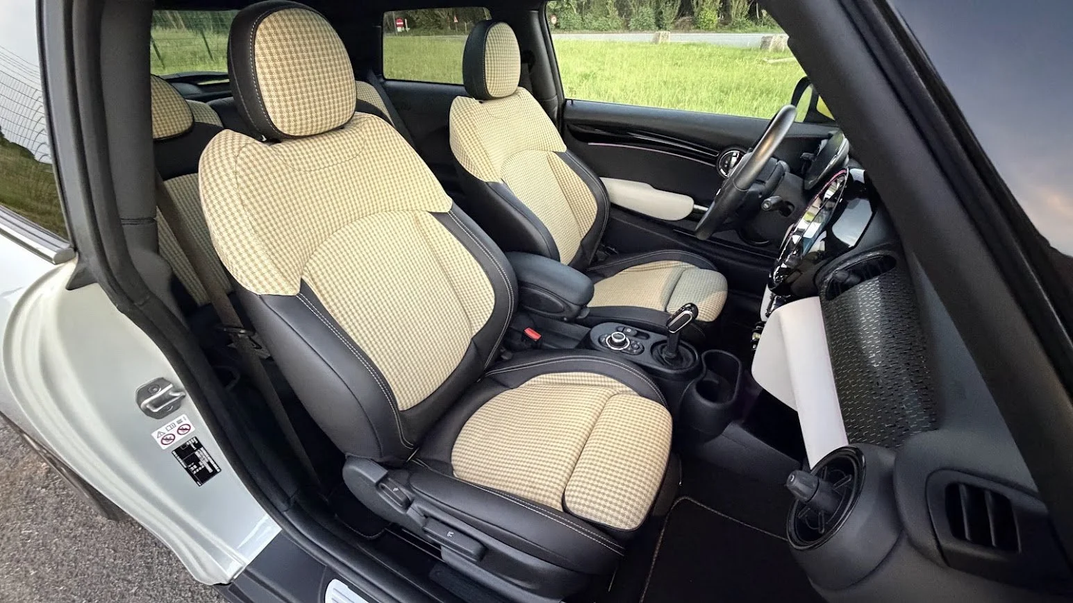 Mini Cooper SE passagier zetel hoog.jpg