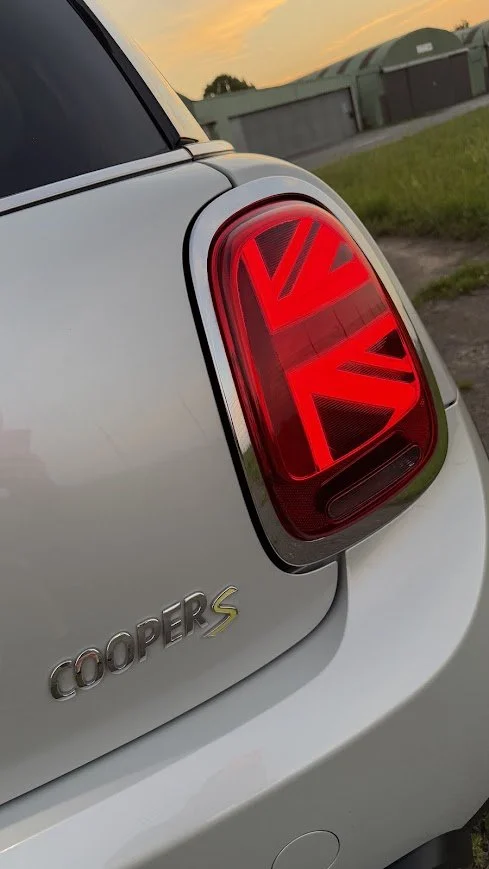 Mini Cooper SE achterlicht rechts.jpg