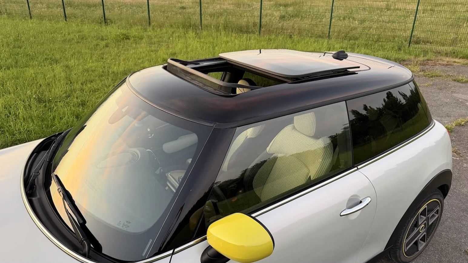 Mini Cooper SE Open Dak.jpg