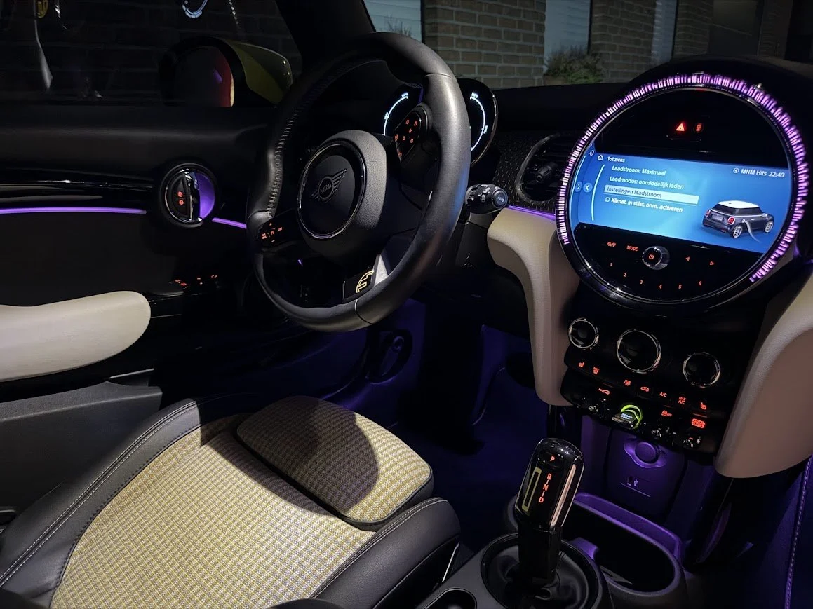 Mini Cooper SE Interieur verlichting beestuurder kant (detail).jpg
