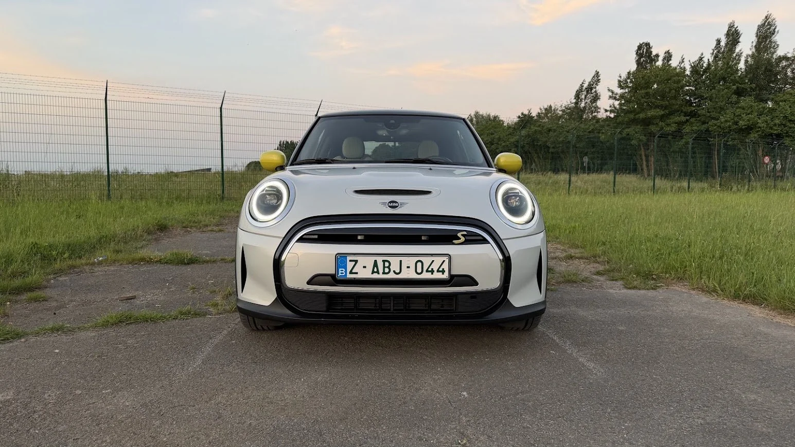 Mini Cooper SE Voorkant.jpg