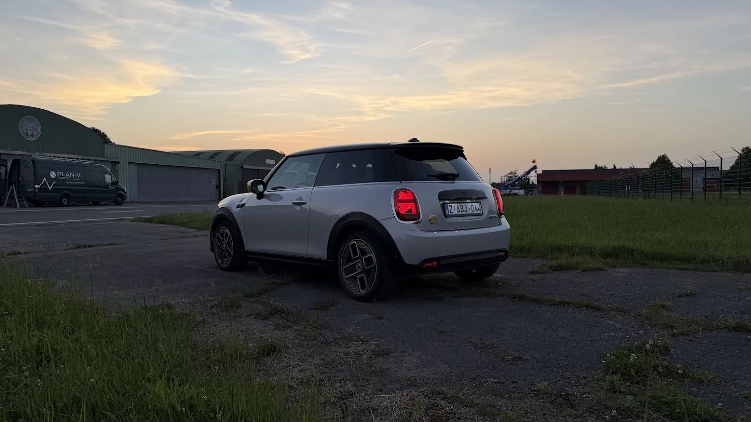 Mini Cooper SE diagonaal achter zijde links.jpg
