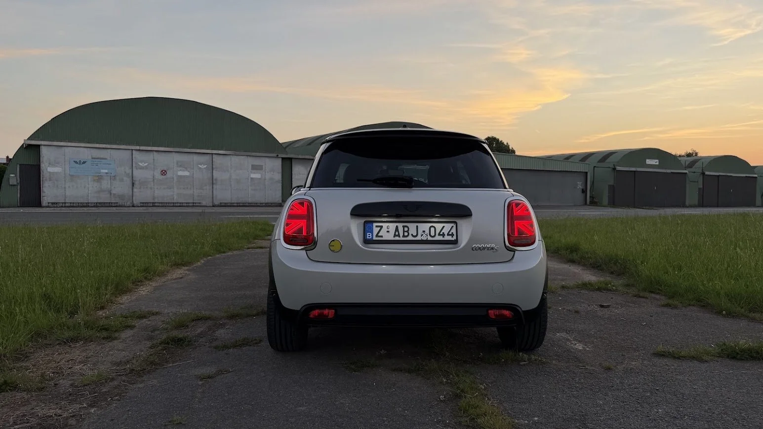 Mini Cooper SE achterkant.jpg