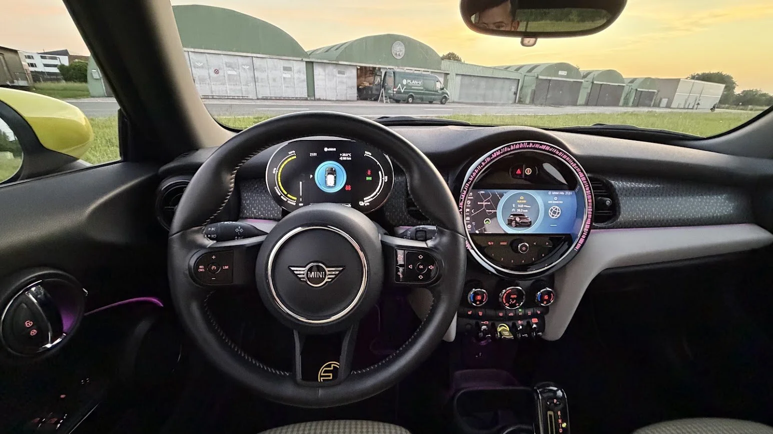 Mini Cooper SE Stuur Close Up.jpg