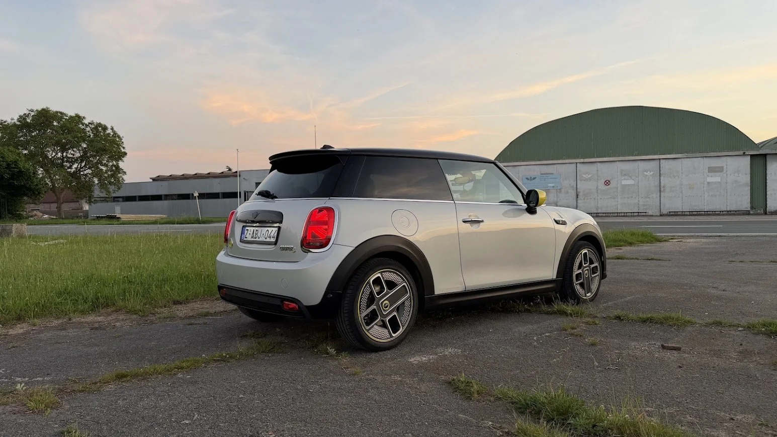 Mini Cooper SE diagonaal achter zijde rechts.jpg