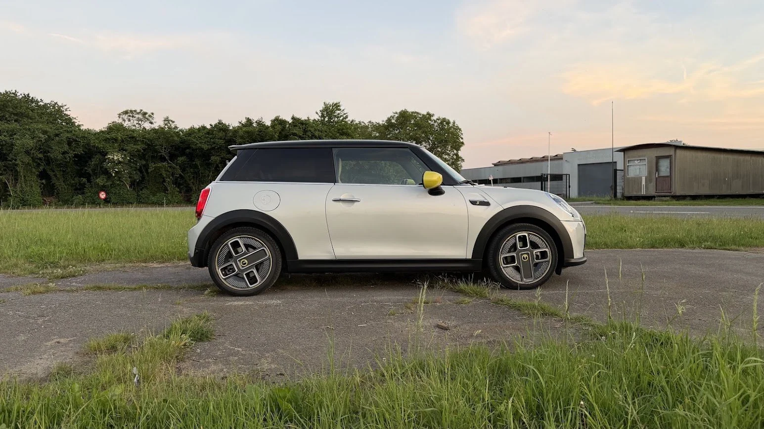 Mini Cooper SE zijkant rechts.jpg