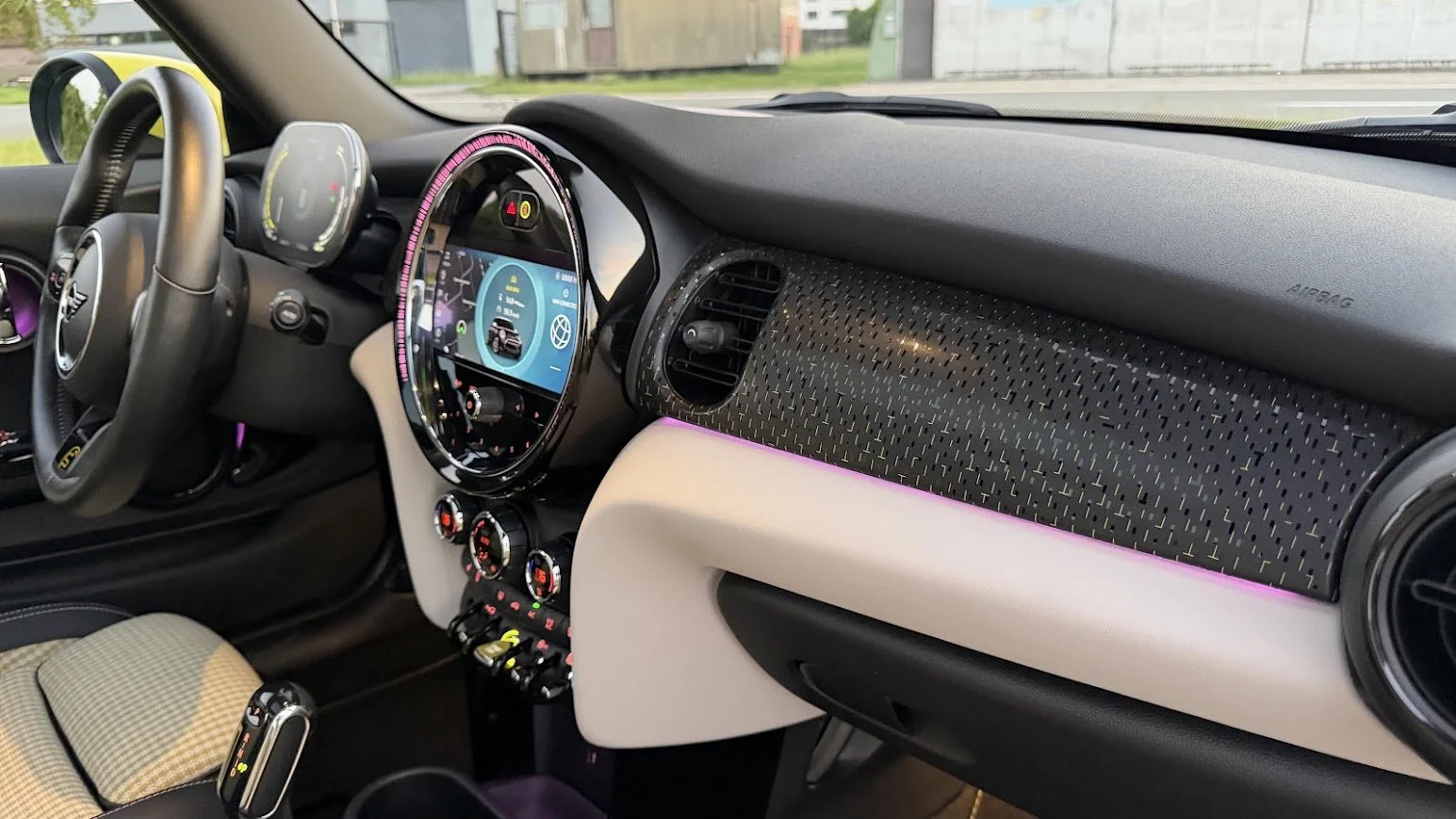 Mini Cooper SE Interieur Dashboard Close Up.jpg