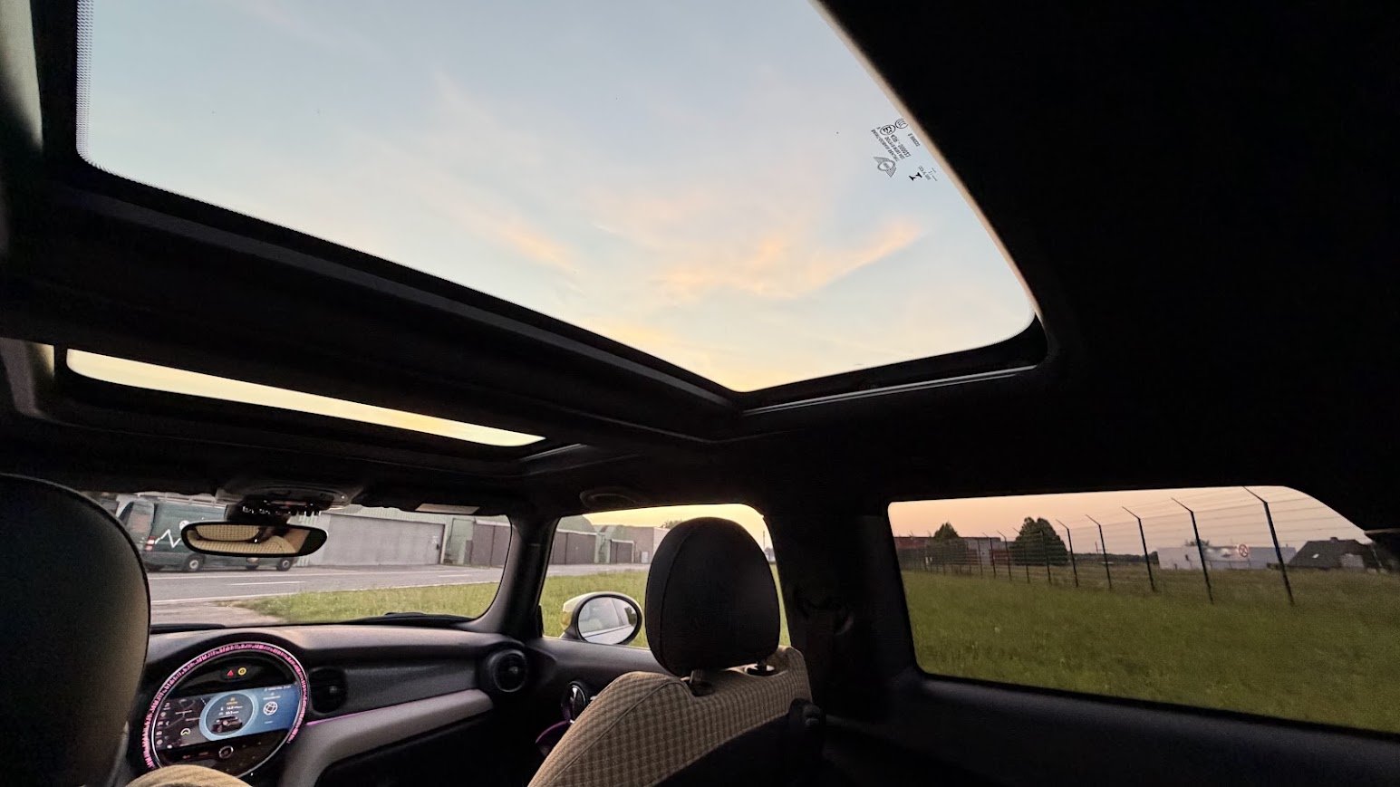 Mini Cooper SE Pano zicht.jpg