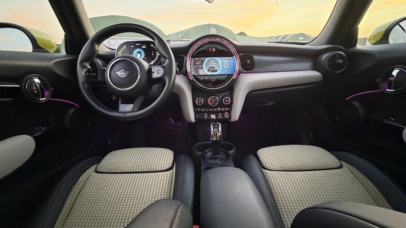Mini Cooper SE Interieur oog hoogte.jpg