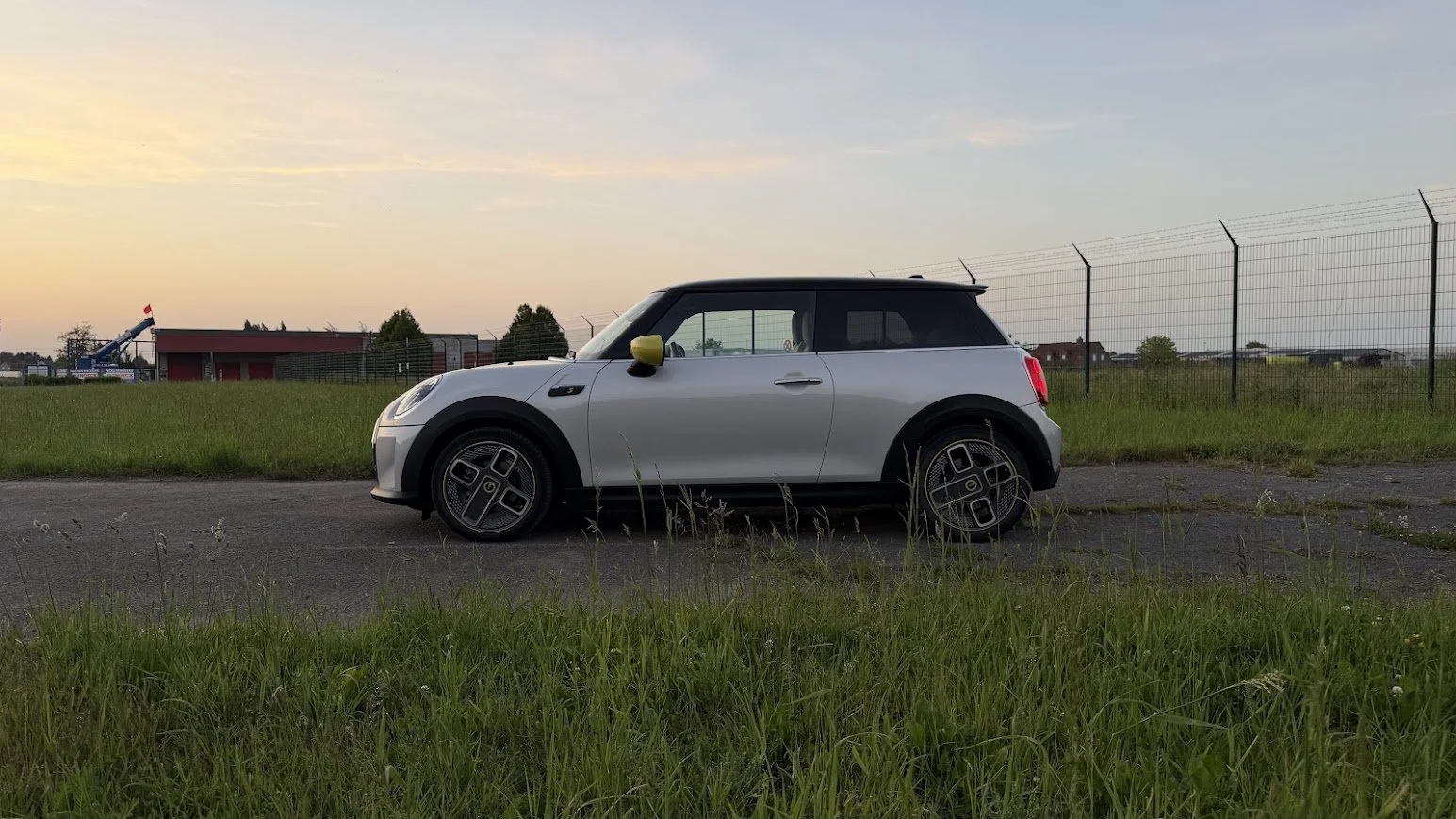 Mini Cooper Se zijkant links.jpg