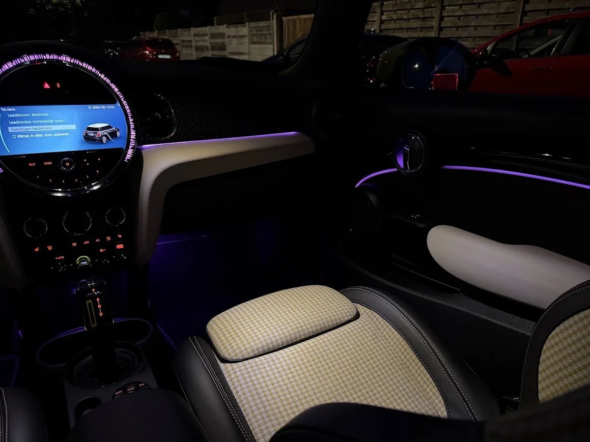 Mini Cooper SE Interieur verlichting passagier kant (detail).jpg