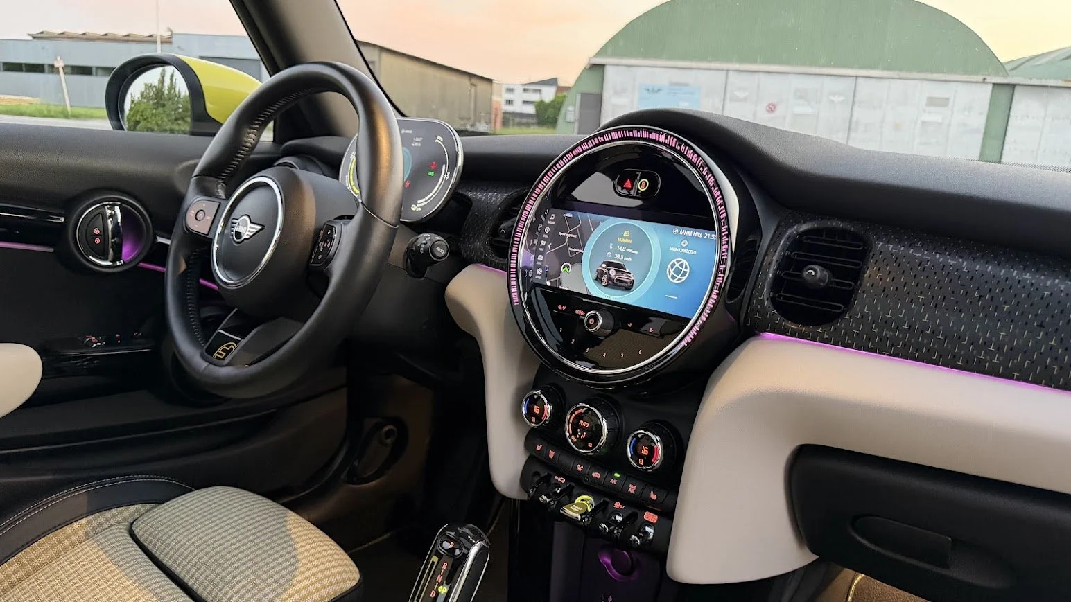 Mini Cooper SE Interieur Dashboard Close Up Cockpit.jpg