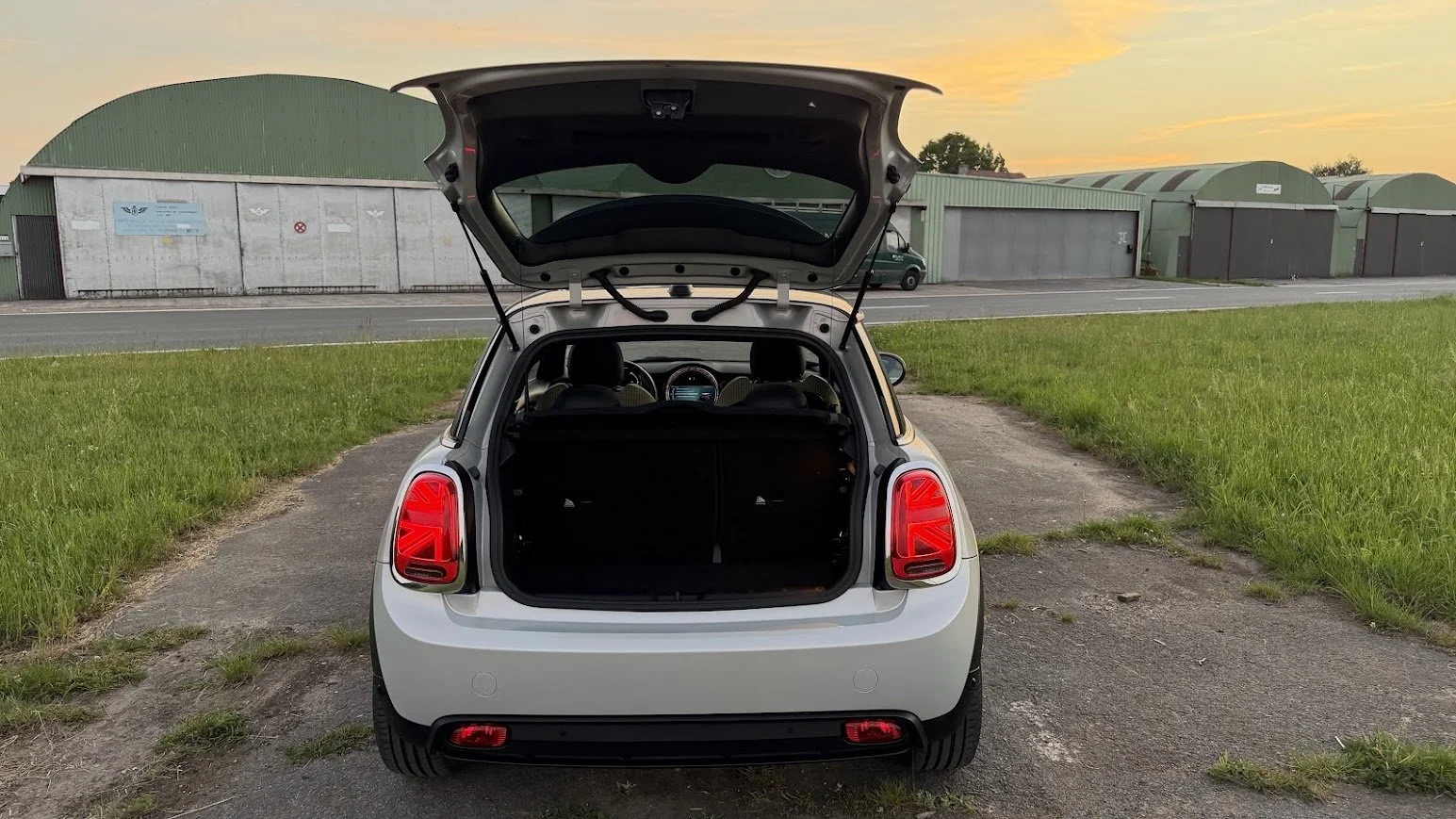 Mini Cooper SE koffer open.jpg