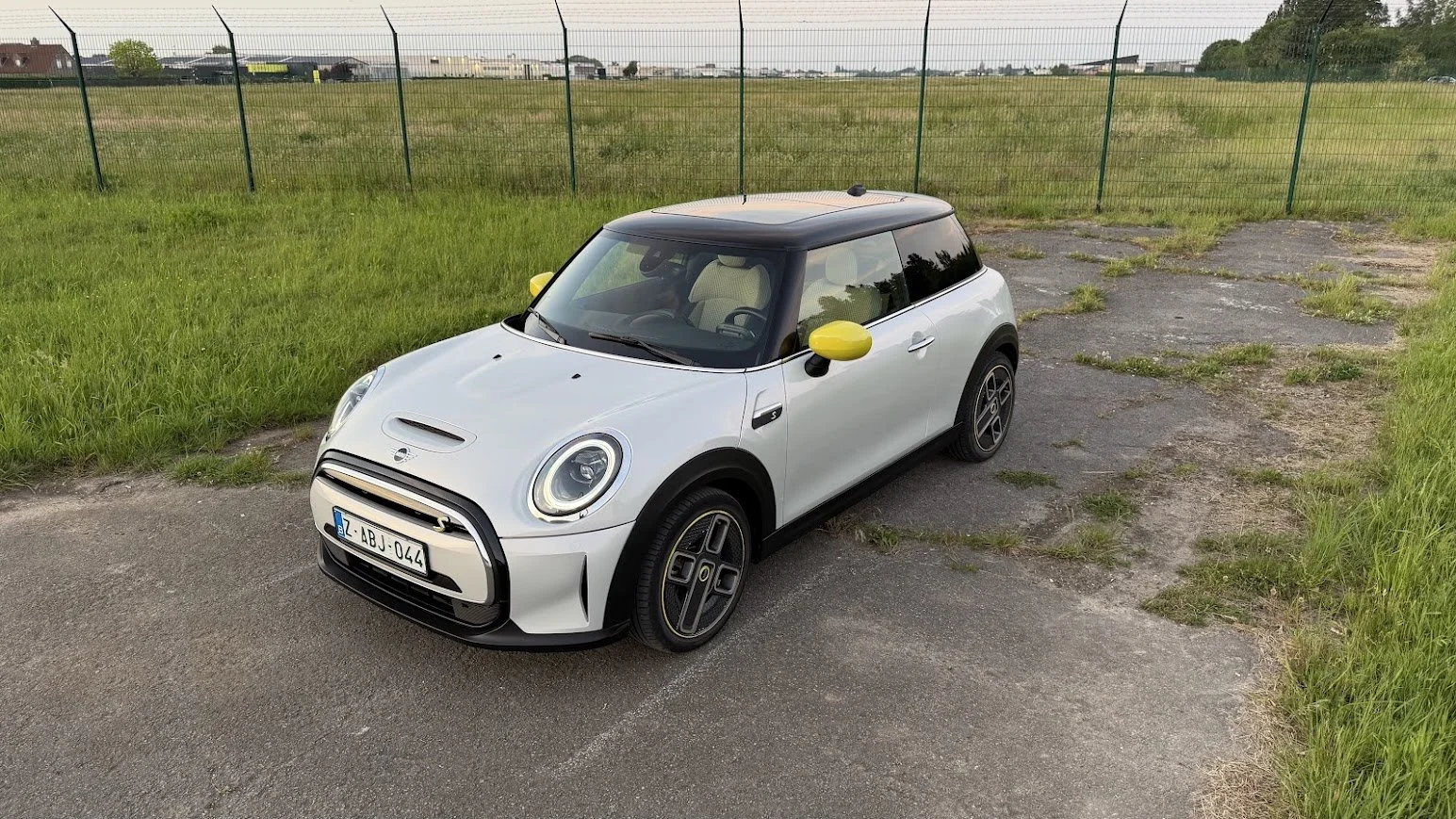 Mini Cooper SE voorkant diagonaal links (hoog).jpg
