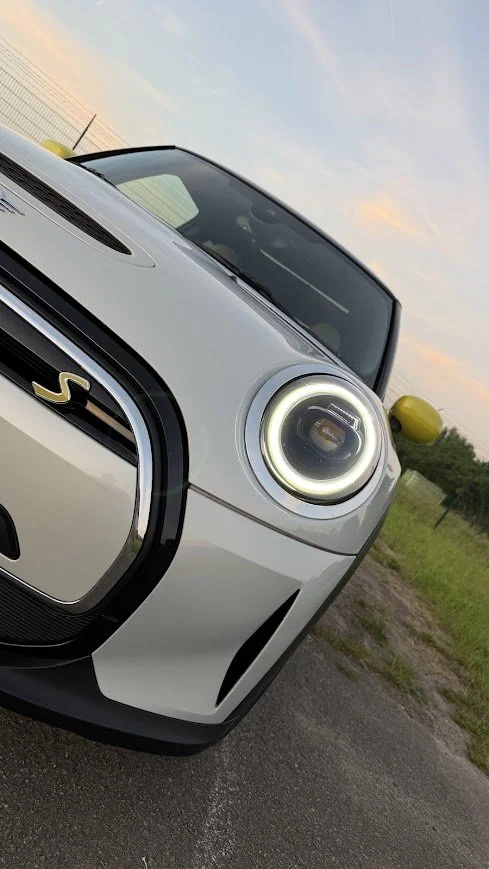 Mini Cooper SE Close Up voorkant links.jpg