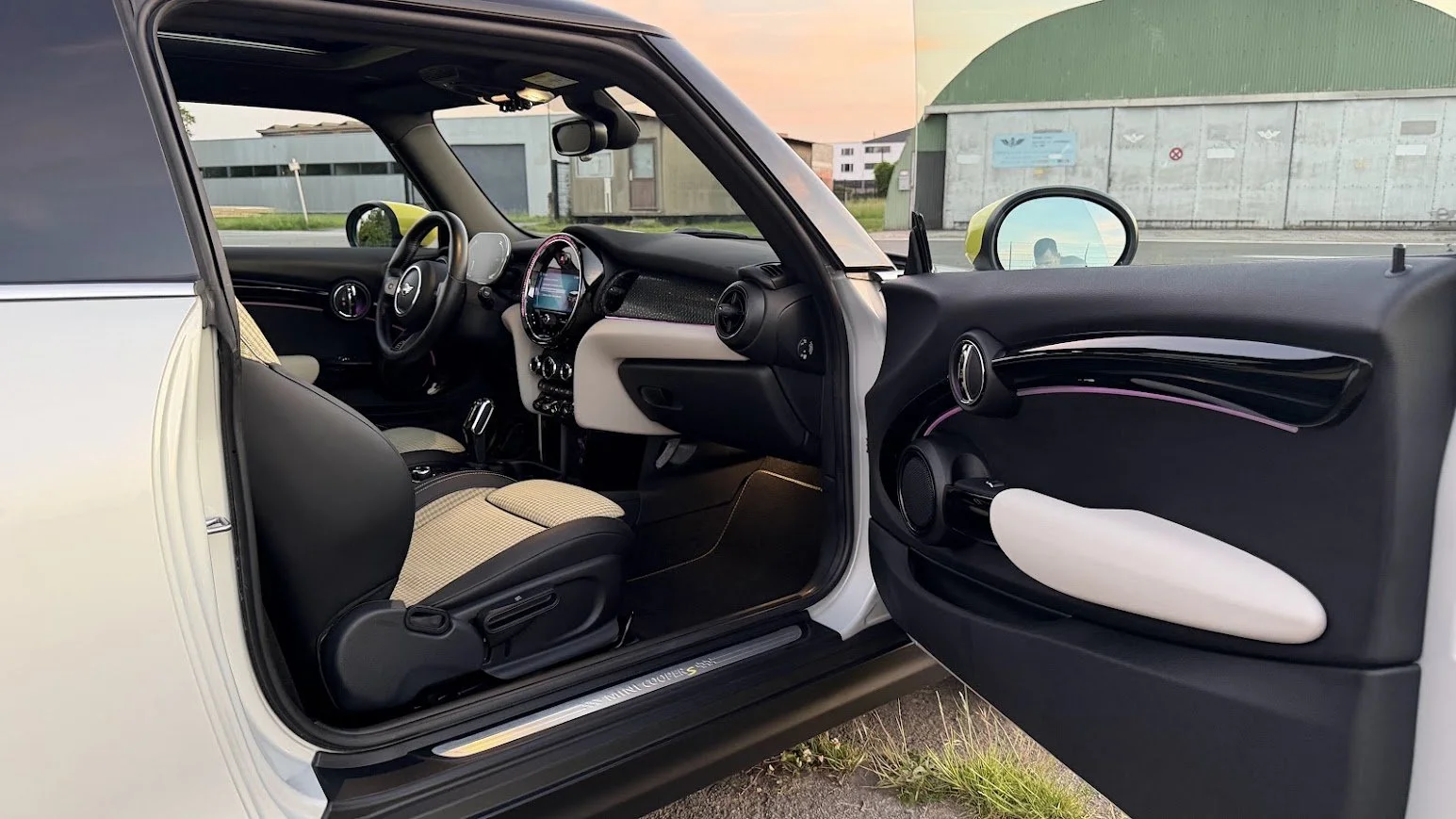 Mini Cooper SE rechter portier open.jpg