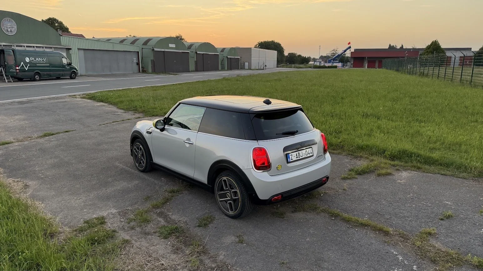 Mini Cooper SE diagonaal achter zijde links (hoog).jpg