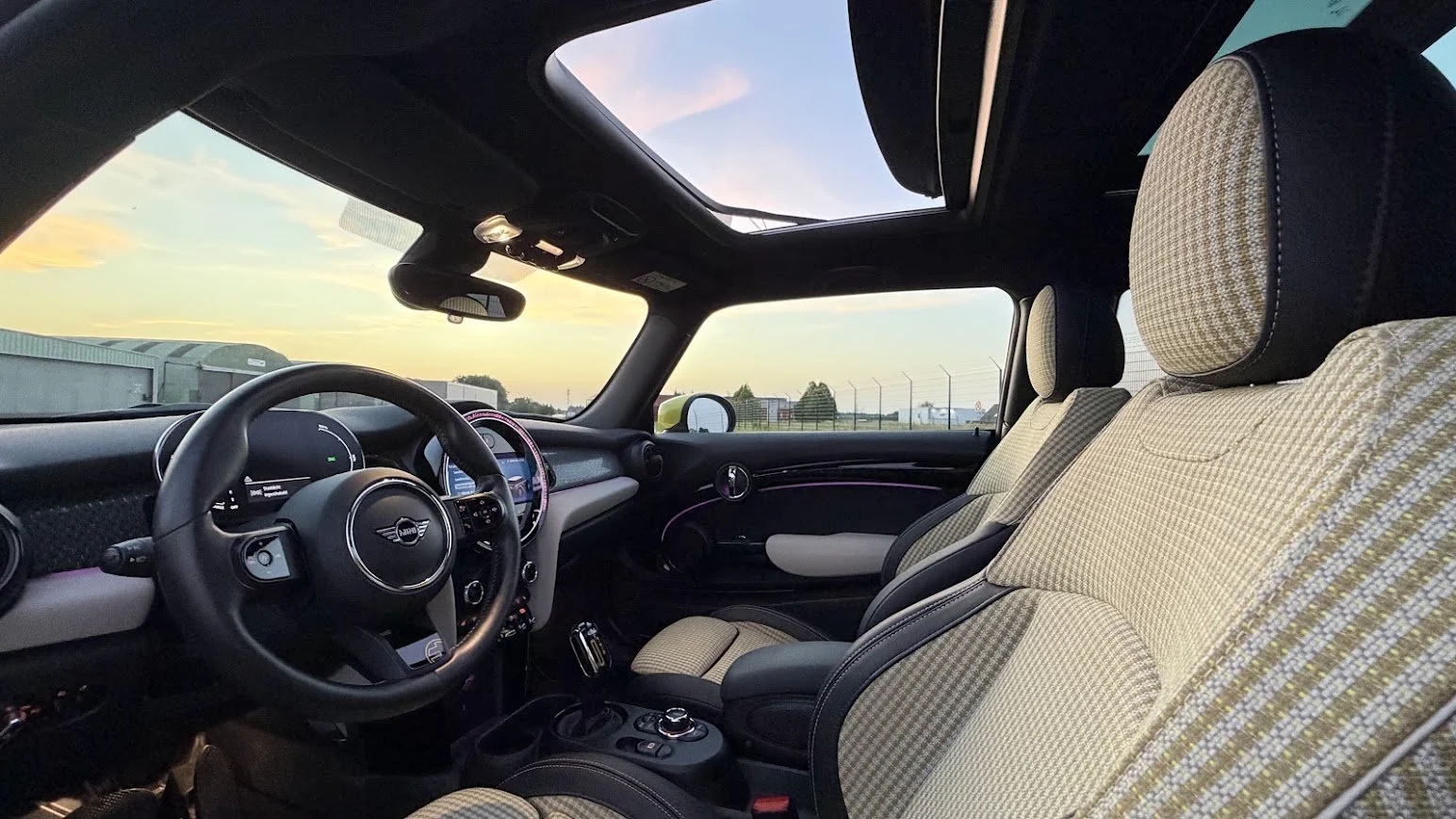 Mini Cooper SE Interieur Dashboard Diagonaal Bestuurder Zijde.jpg