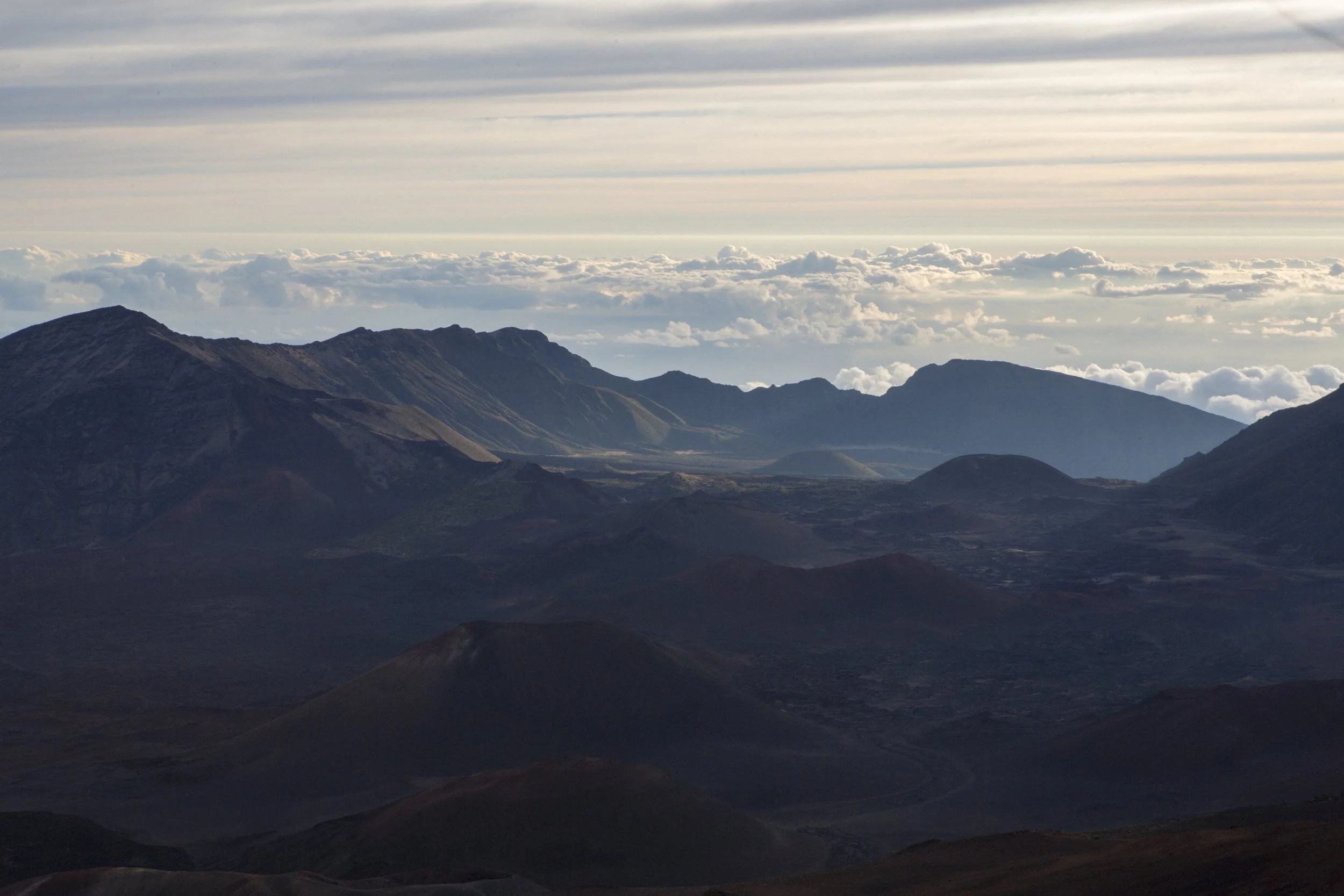Paysage montagneux avec plusieurs montagnes sous un ciel nuageux