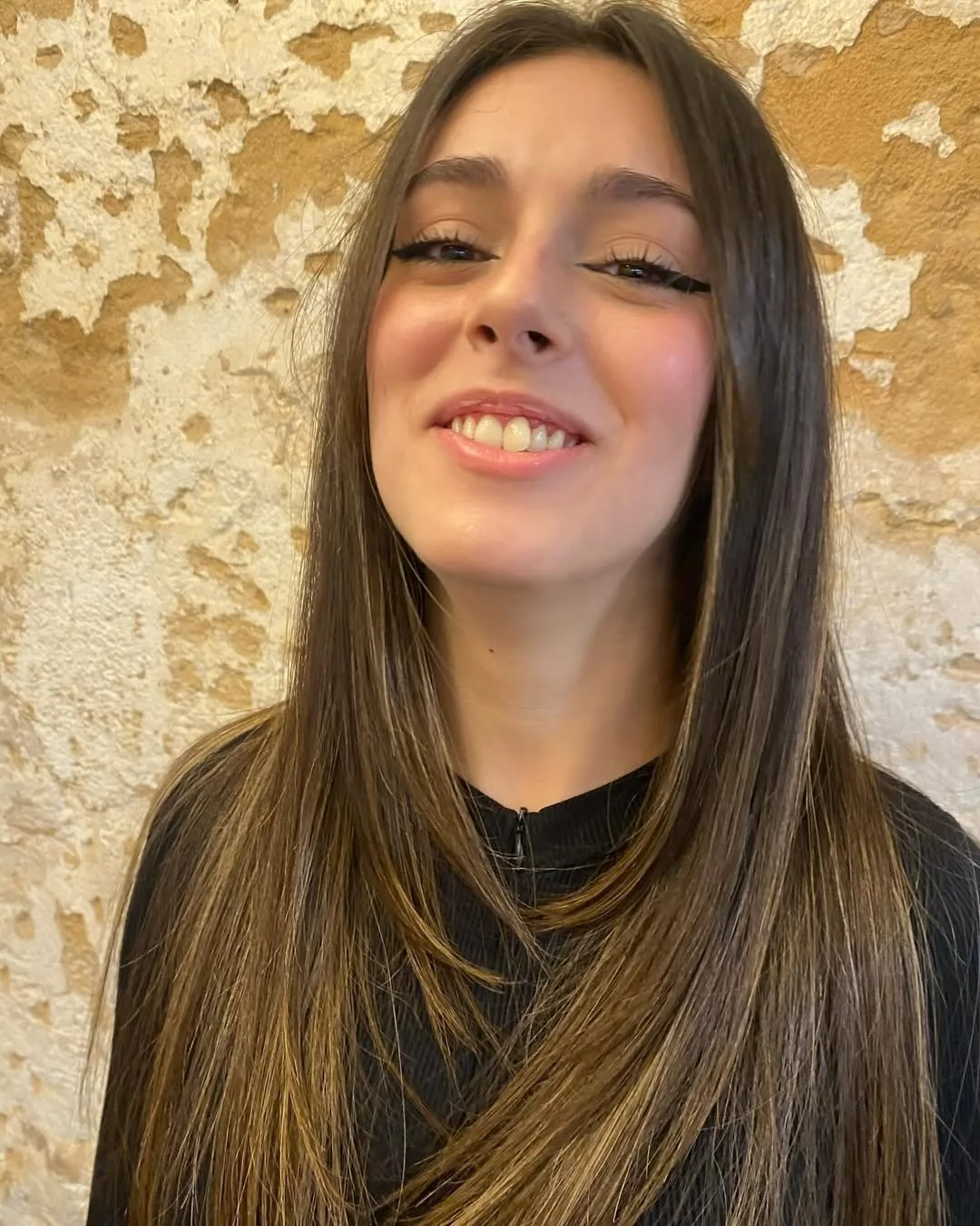 Long brunette hair with subtle highlights, Palma hair salon