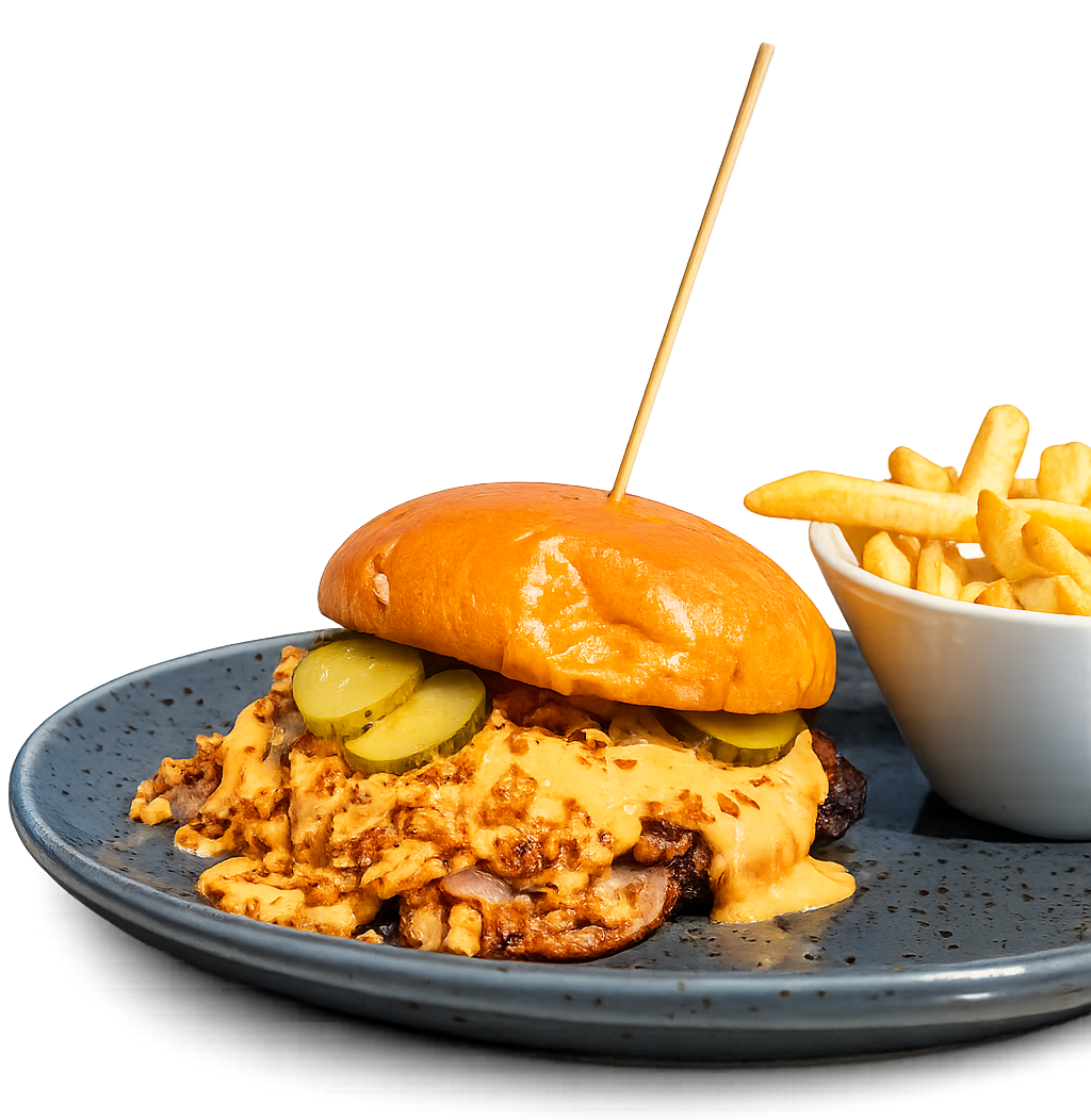 Hamburguesa con papas fritas en un plato, con queso, pepinillos y pan de hamburguesa.