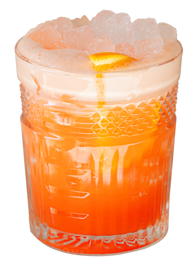 Cóctel naranja en vaso de cristal decorado con hielo triturado y una rodaja de naranja.