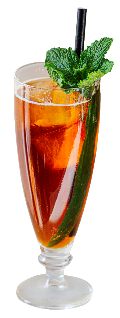 Cerveza de color ámbar en vaso alto con hielo, menta fresca y una rodaja de pepino.