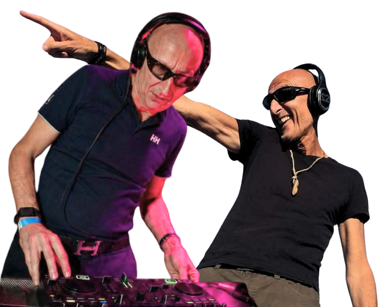 Dos hombres con auriculares en una puesta de sol, uno de ellos con imagen de DJ y el otro con camisa negra, disfrutando música juntos.