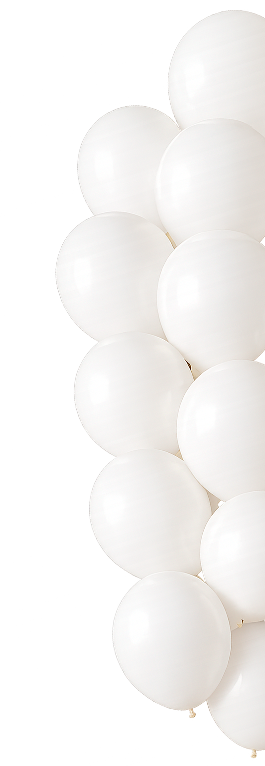 Un conjunto de globos blancos agrupados, formando una especie de columna o decoración decorativa.