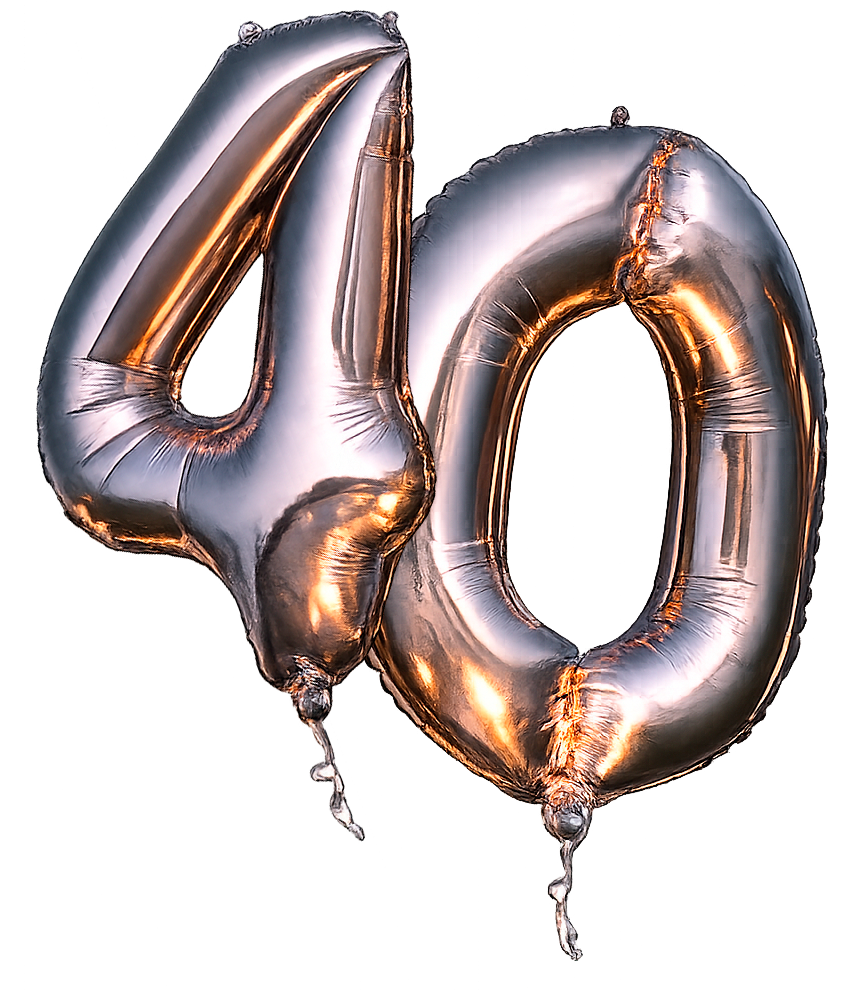Globos metálicos formando el número 40, utilizados para celebrar un aniversario o cumpleaños.