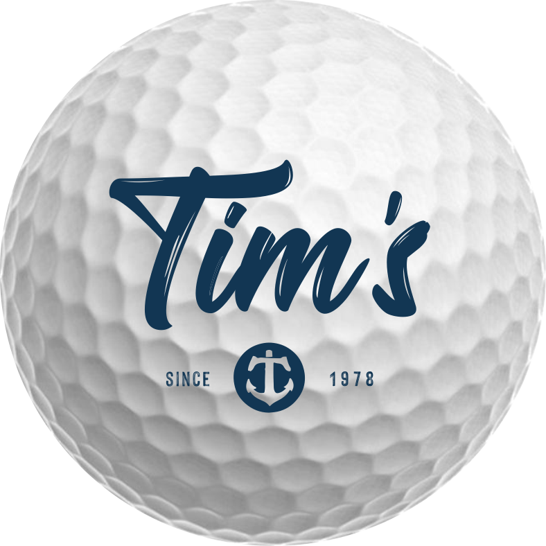 Una pelota de golf blanca con el logotipo y texto de Timi's, que incluye una ancla y la leyenda 'Since 1978'.