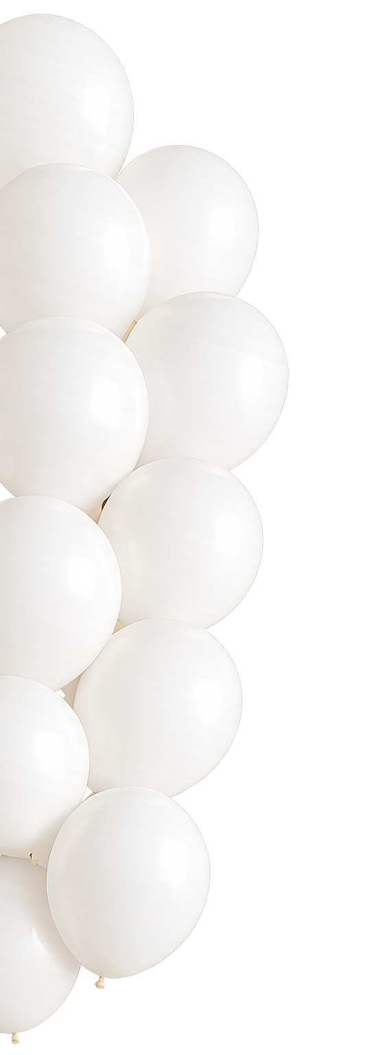 varios globos blancos apilados uno encima de otro sobre fondo blanco