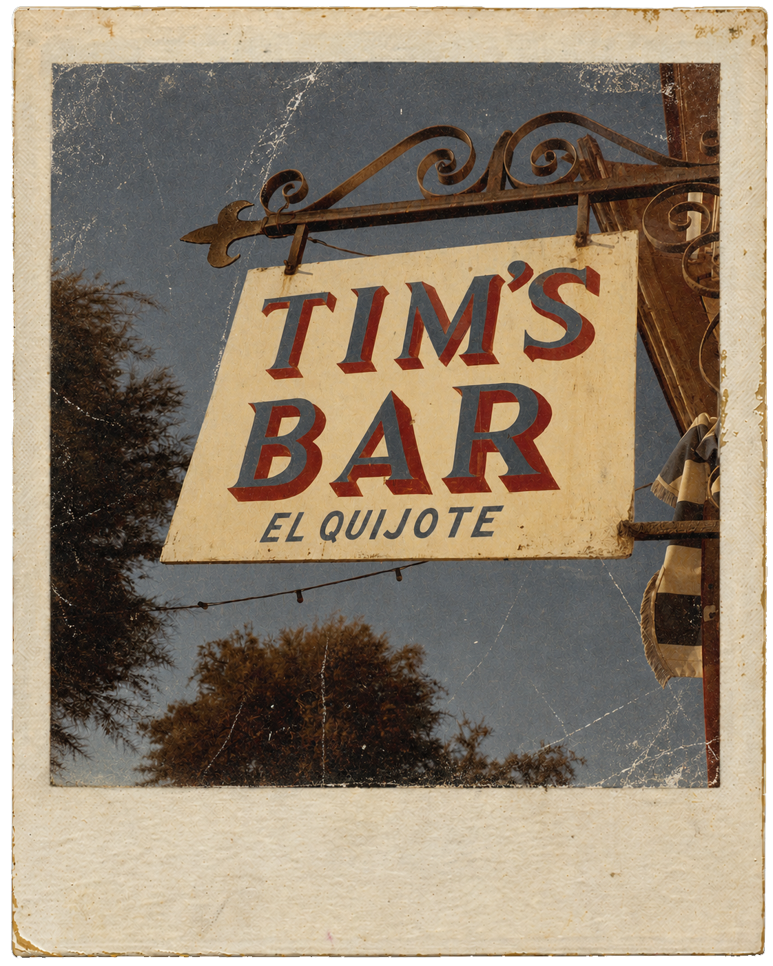 Cartel de un bar llamado 'Tim's Bar' en El Quijote, con fondo de cielo azul y árboles.