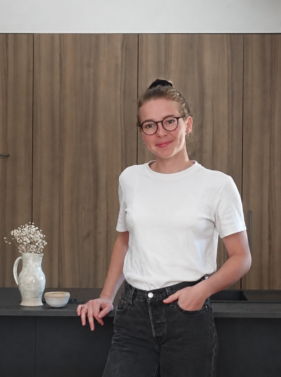 Agence d'architecture Grenoble | portrait d'une architecte devant une cuisine en bois