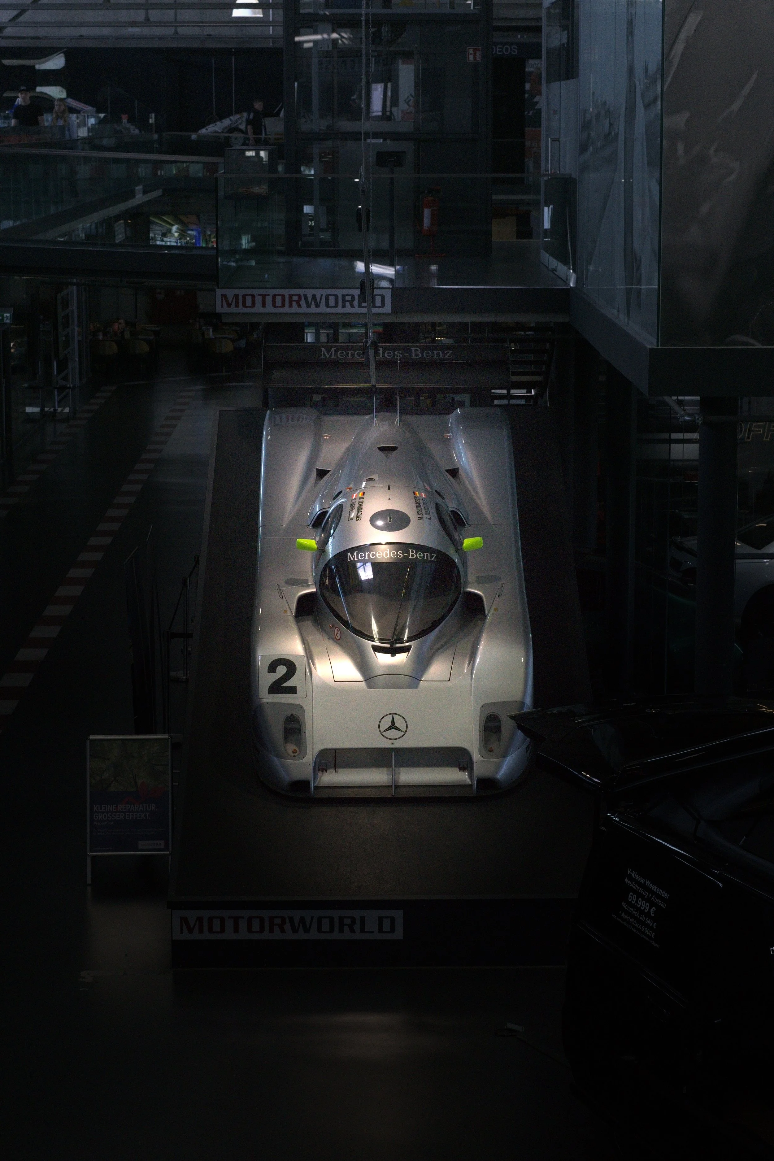Ein Mercedes-Benz Rennwagen auf einem Ausstellungsstand bei der Messe Motorworld.