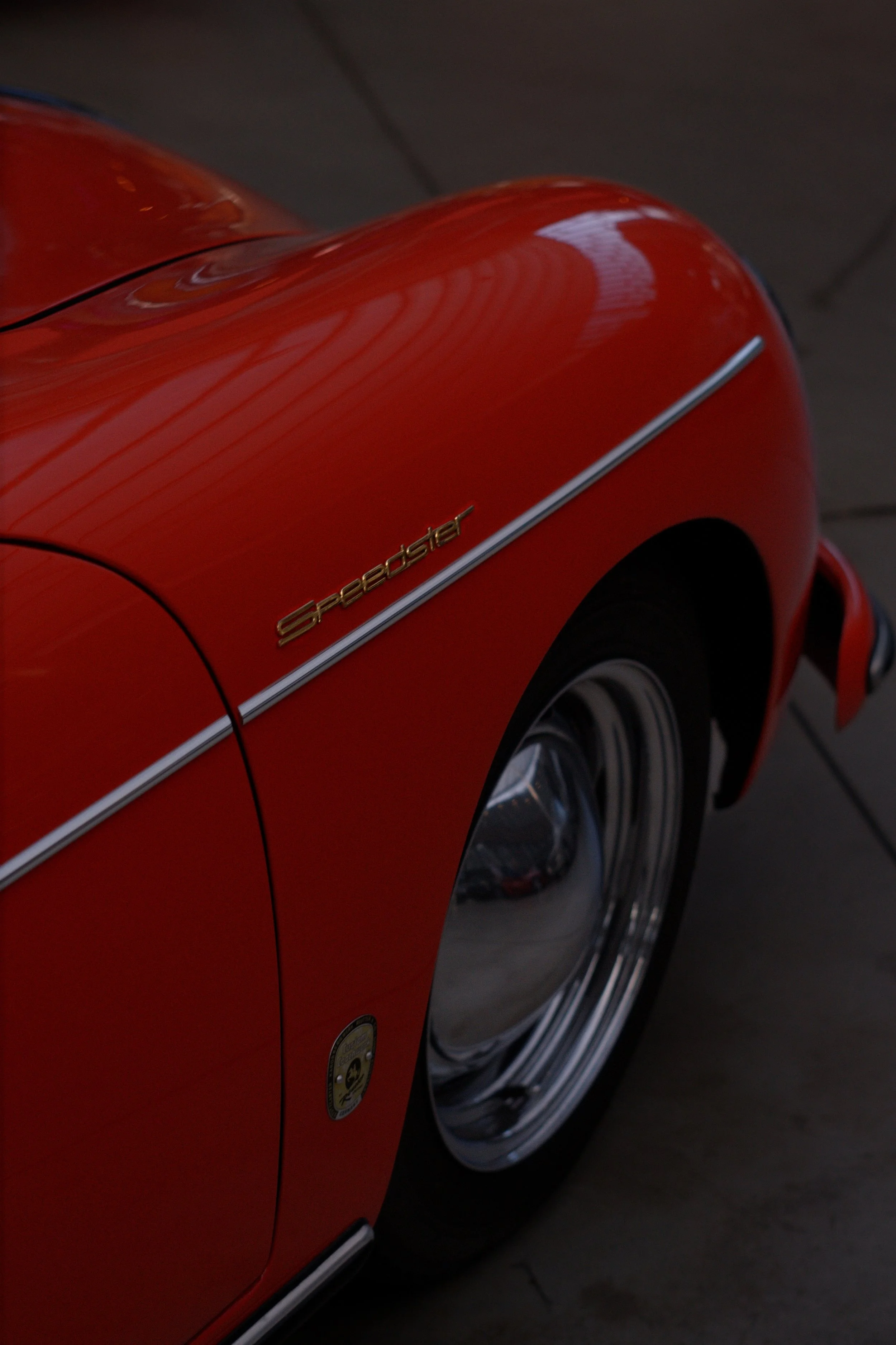 Nahaufnahme eines roten Ferrari Speedster mit glänzender Karosserie und sichtbarer Felge.