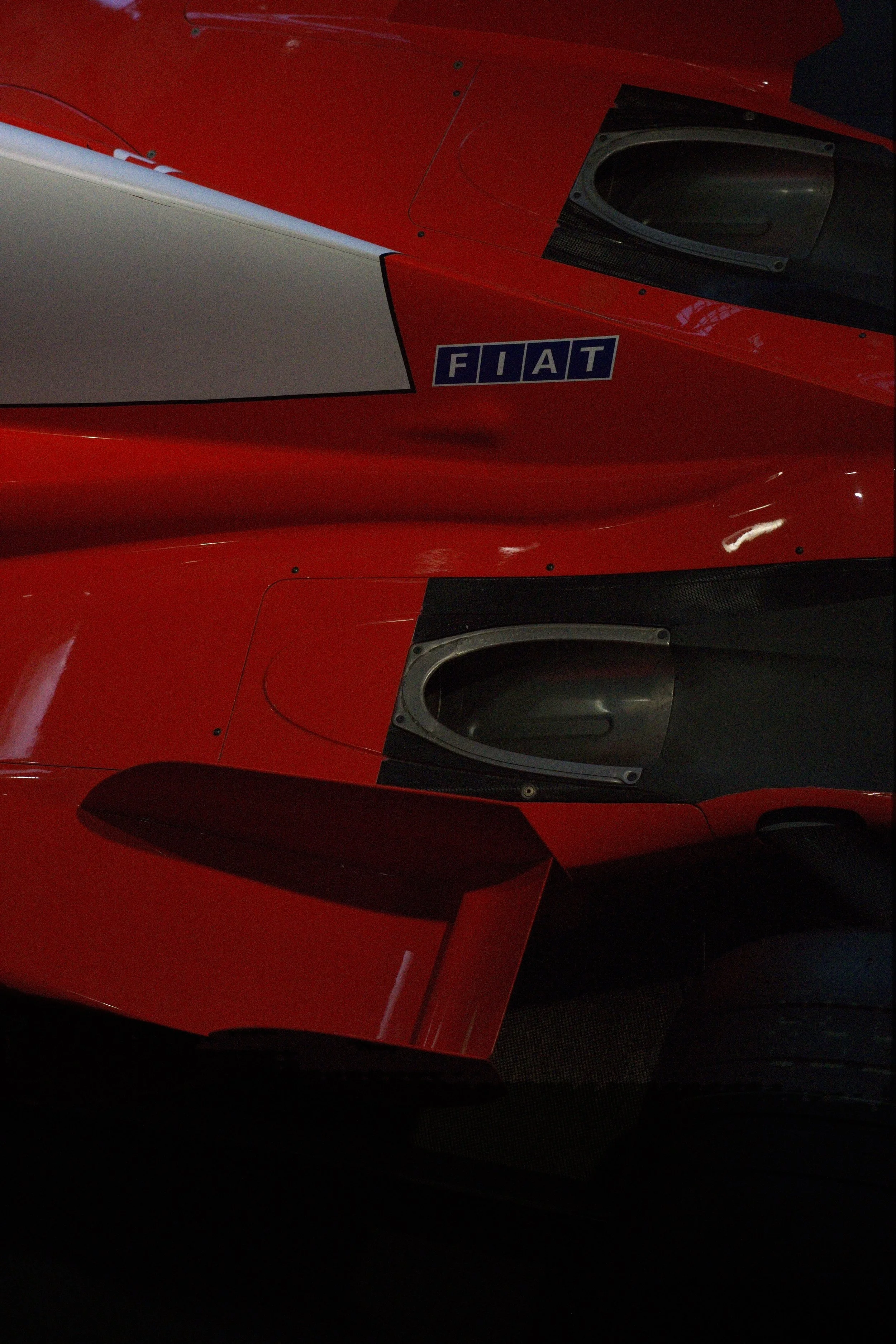Nahaufnahme eines roten Rennwagens mit Fiat-Logo