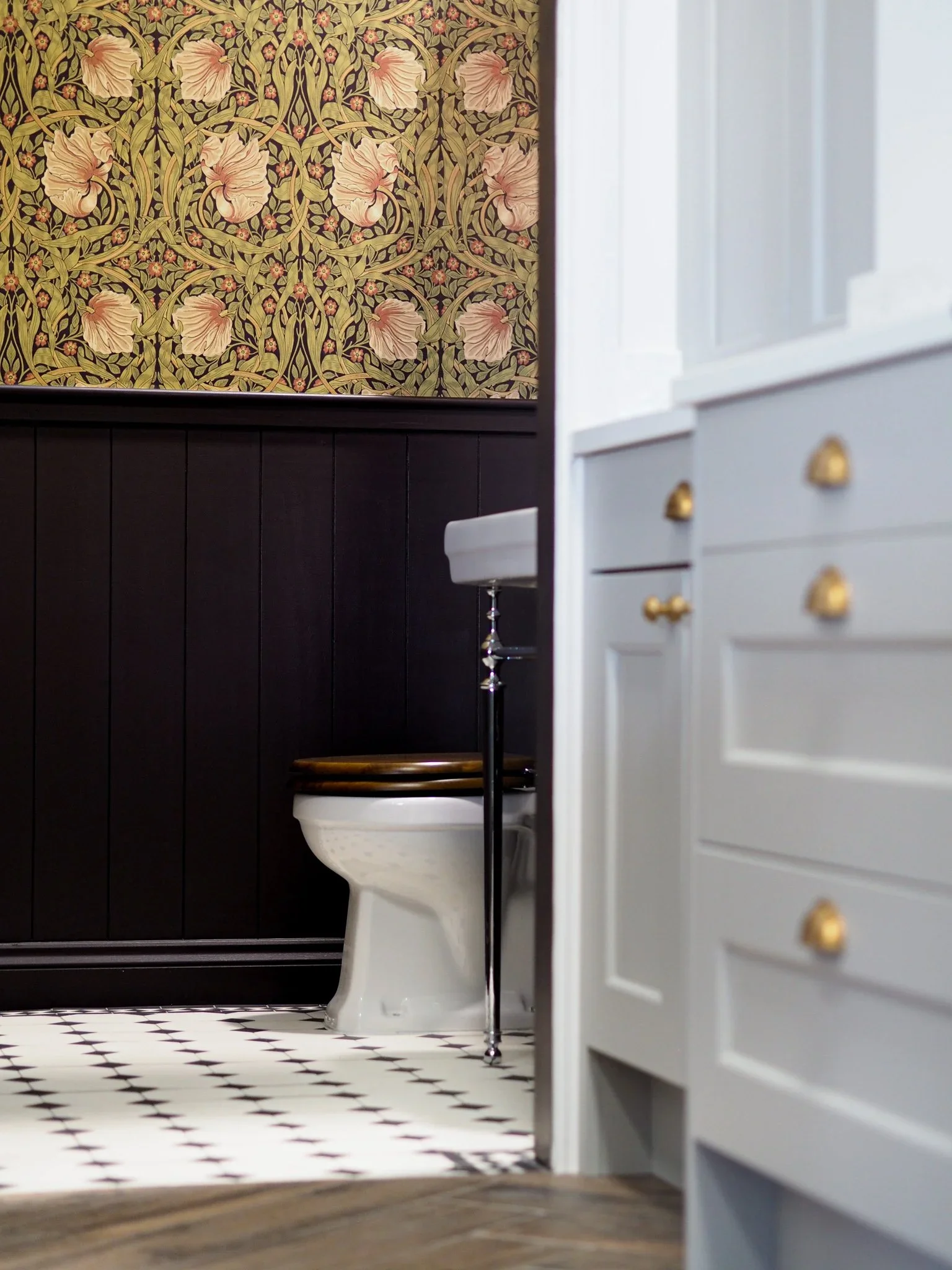 The downstairs WC … small but MIGHTY
