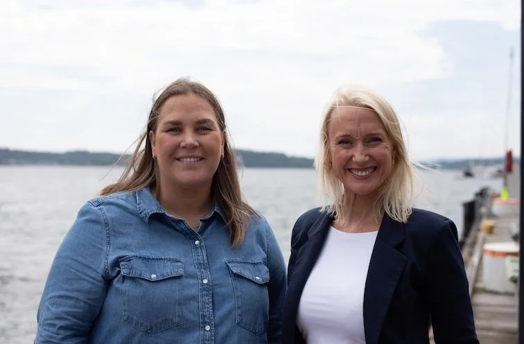 Silje Winger (t.v.) og Camilla Fredriksen hos Diplom-Isbilen