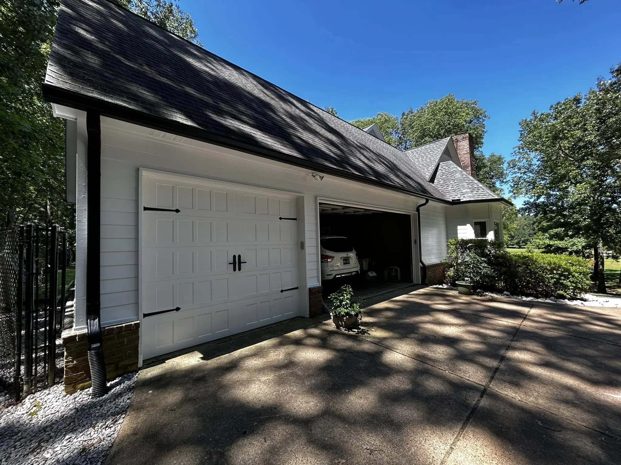 Professional seamless gutter installation for a homeowner in Hernando, Mississippi.