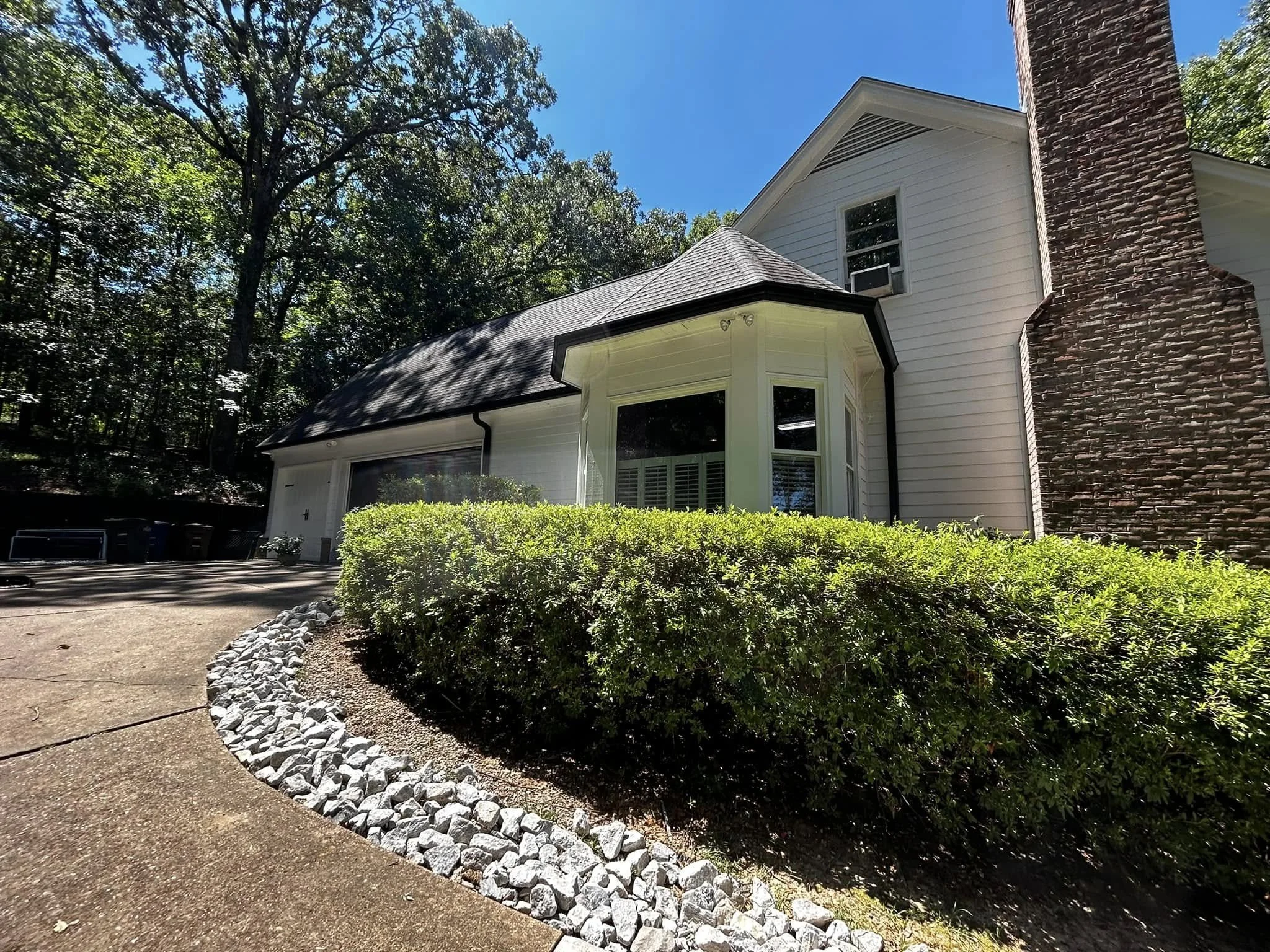 Professionally installed seamless gutters helping protect a home in Hernando, MS.