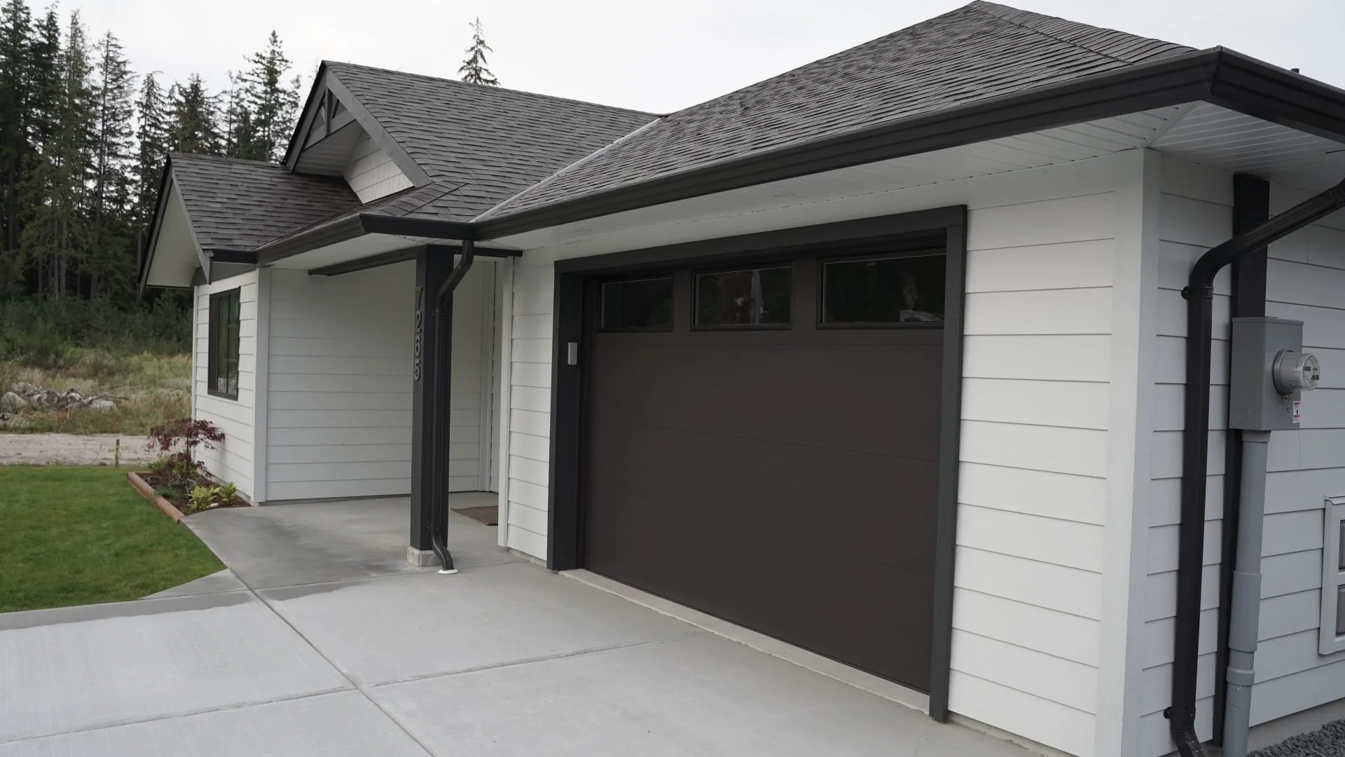 Seamless gutter system installed in DeSoto County, MS with attention to slope, alignment, and long-lasting durability.