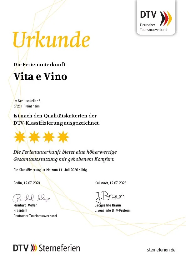 Urkunde vom Deutschen Tourismusverband für die Ferienunterkunft Vita e Vino, mit vier goldenen Sternen, unterschrieben von Reinhard Meyer und Jacqueline Braun, datiert vom 12. Juli 2023.