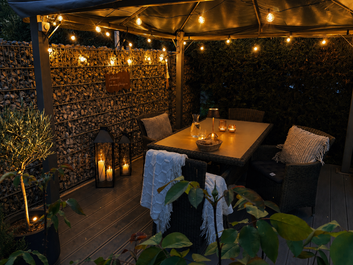 Ein gemütlicher, romantischer outdoor Esstisch bei Nacht, beleuchtet mit warmem Kerzenlicht, umgeben von Pflanzen und mit einem Holzhintergrund, geschmückt mit Lichtern.